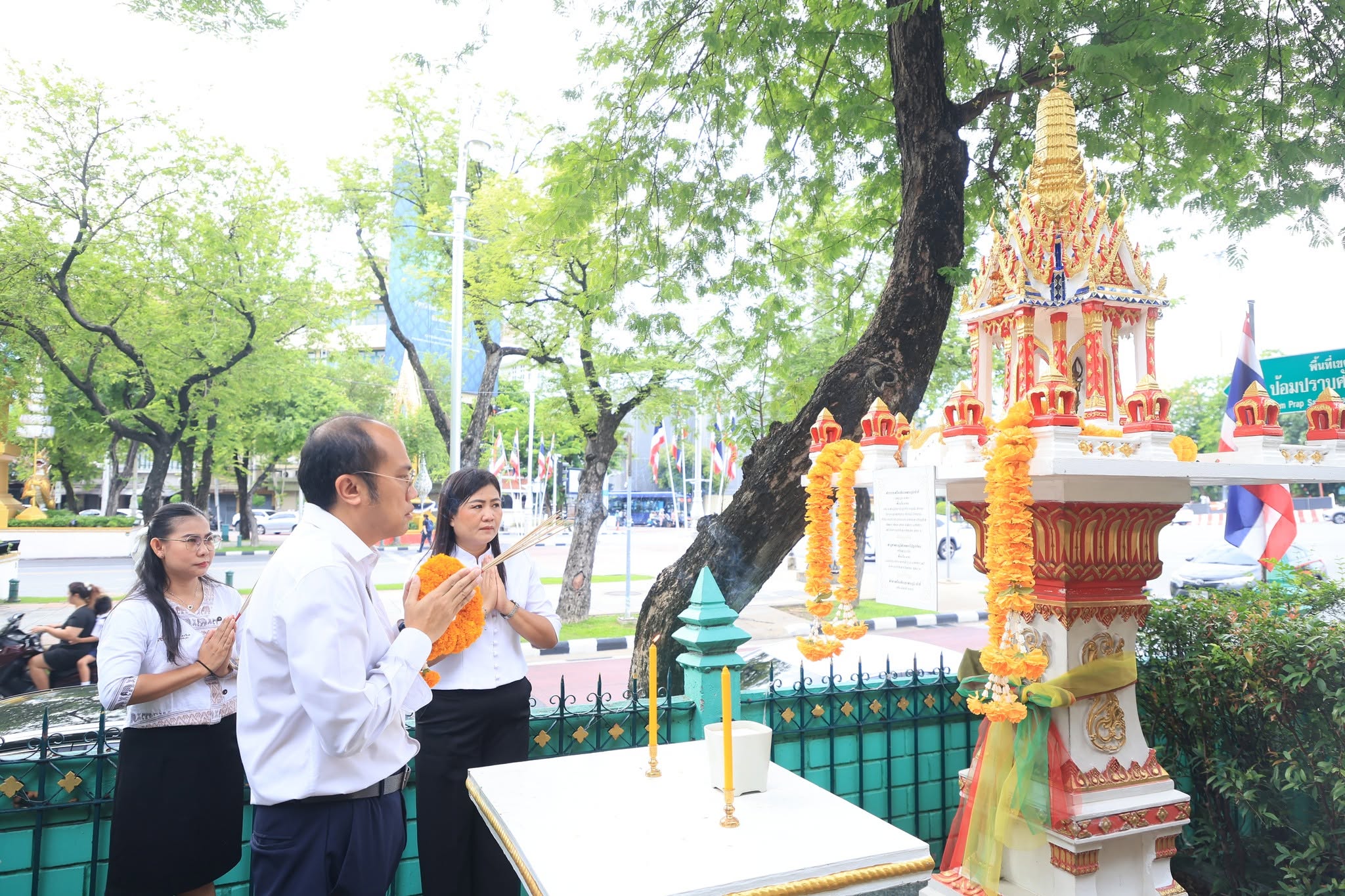 title - ผู้อำนวยการสำนักบริหารกลาง ส.ป.ก. สักการะสิ่งศักดิ์สิทธิ์ประจำ ส.ป.ก. เนื่องในโอกาสเข้ารับตำแหน่งใหม่ 